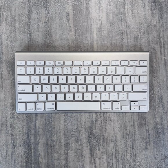 Genuine Apple Wireless Keyboard (A1314) - White/Silver QWERTY Tested - Picture 1 of 5